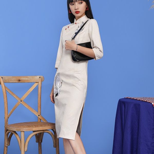 chinese traditional cheongsam dress three quarter sleeve embroider crane split qipao vintage fashion womans clothing 2021 12012, Red
chinese traditional cheongsam dress three quarter sleeve embroider crane split qipao vintage fashion womans clothing 2021 12012, Red