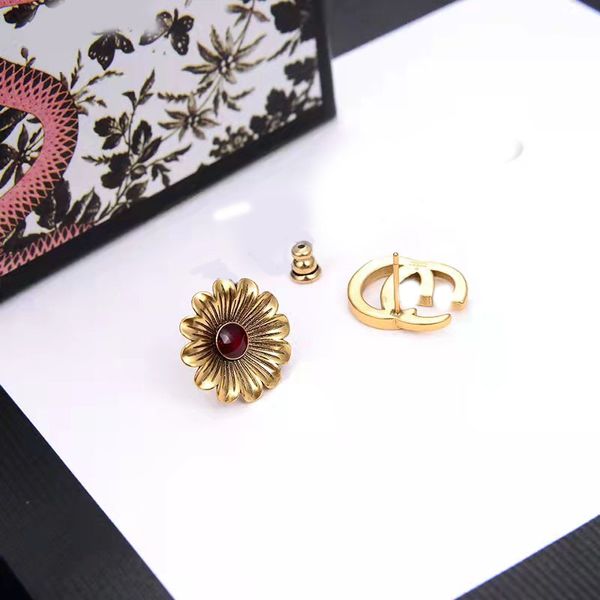2021 fashion explosion style flowers double g letter asymmetric design earrings with box, Golden;silver
2021 fashion explosion style flowers double g letter asymmetric design earrings with box, Golden;silver