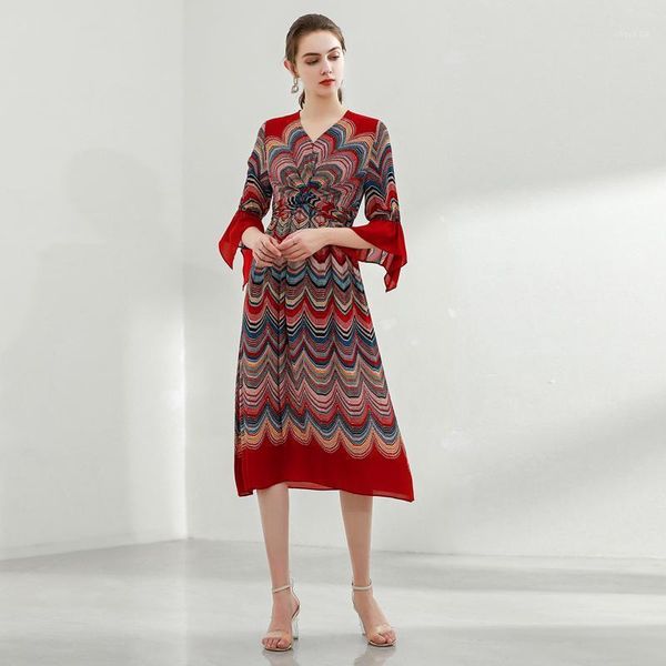 runway high-quality fashion 2021 women's party elegant v-neck pleated wave print vintage midi dress casual dresses, Black;gray
runway high-quality fashion 2021 women's party elegant v-neck pleated wave print vintage midi dress casual dresses, Black;gray