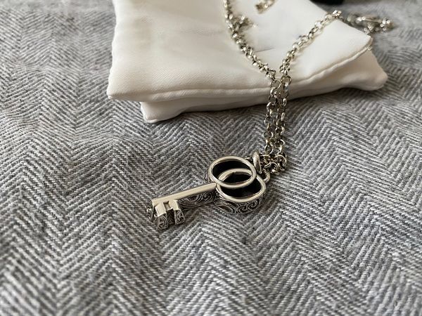 luxury designer necklace retro silver key pendant women and mens lovers couple necklaces for wedding gift fashion classic jewelry
luxury designer necklace retro silver key pendant women and mens lovers couple necklaces for wedding gift fashion classic jewelry