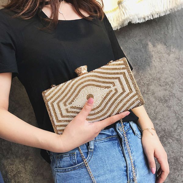 2021 diamond inlaid hand grab bag single shoulder messenger chain leisure women's
2021 diamond inlaid hand grab bag single shoulder messenger chain leisure women's