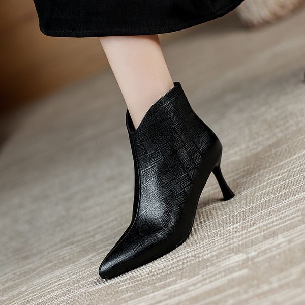 luxury dress shoes all pointed short women's autumn winter thin high heels black leather fashion martin and bare boots
luxury dress shoes all pointed short women's autumn winter thin high heels black leather fashion martin and bare boots