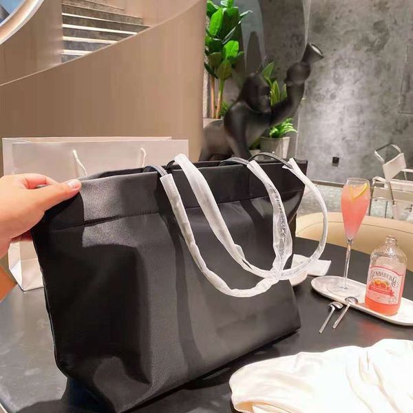 high-quality waterproof nylon hand bags fashion all-match large-capacity shopping bag 2021 ladies luxury designer bag
high-quality waterproof nylon hand bags fashion all-match large-capacity shopping bag 2021 ladies luxury designer bag