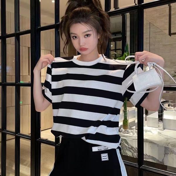 2021 design black and white striped women's t-shirt with short sleeves loose lower body
2021 design black and white striped women's t-shirt with short sleeves loose lower body