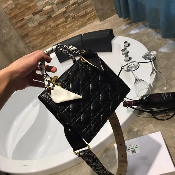 fashion women shoulder bag luxury genuine leather handbags ladies crossbody mini handbag waist bags cross body with box 20*15cm
fashion women shoulder bag luxury genuine leather handbags ladies crossbody mini handbag waist bags cross body with box 20*15cm