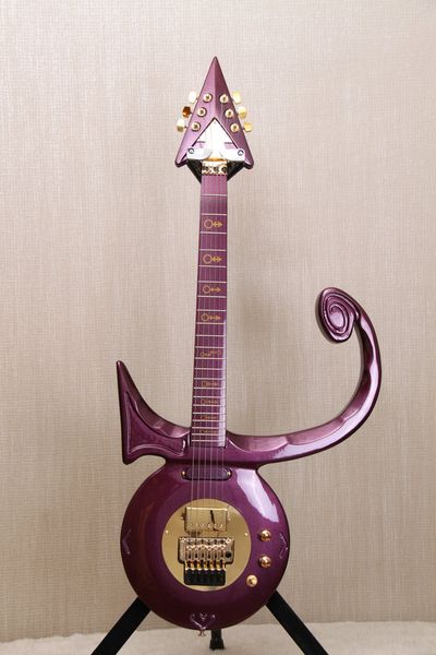 Алмазная серия Prince Love Symbol Metallic Purple # 2 Электрогитара Флойд Роуз Тремоло, Золотой си
Алмазная серия Prince Love Symbol Metallic Purple # 2 Электрогитара Флойд Роуз Тремоло, Золотой си