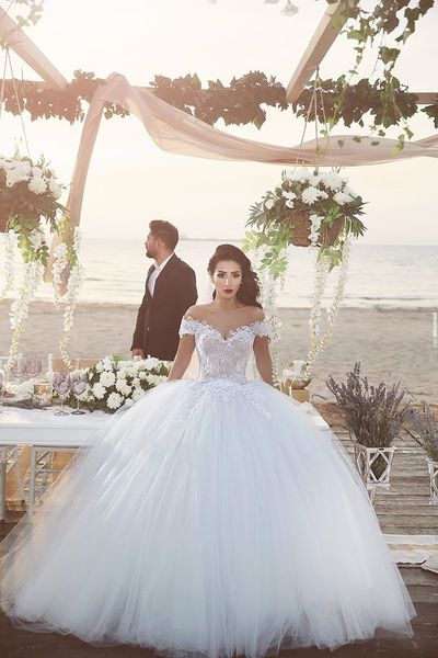 2021 white ball gown tulle princess wedding dresses lace up back off the shoulder puffy bridal wedding gowns with lace applique saudi arab
2021 white ball gown tulle princess wedding dresses lace up back off the shoulder puffy bridal wedding gowns with lace applique saudi arab