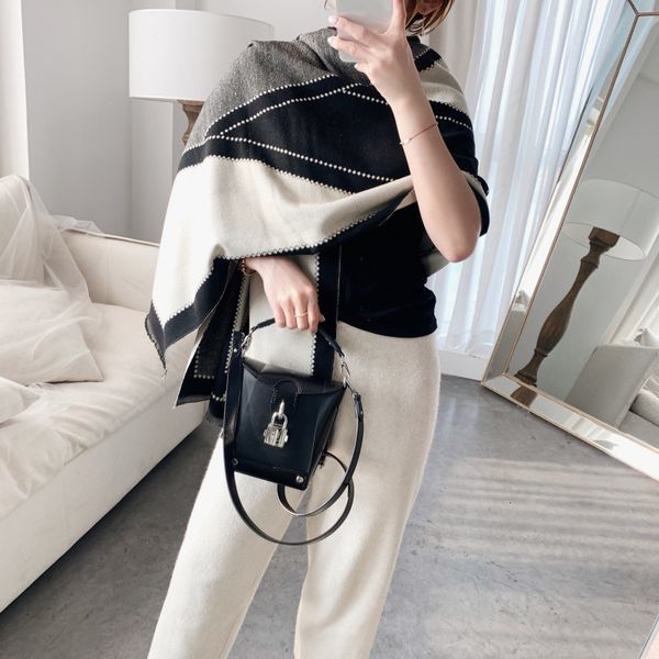 hat scarf glove set imitation cashmere women's 2021 versatile v-shaped air conditioning room large shawl warm and thickened bib, Blue;gray
hat scarf glove set imitation cashmere women's 2021 versatile v-shaped air conditioning room large shawl warm and thickened bib, Blue;gray