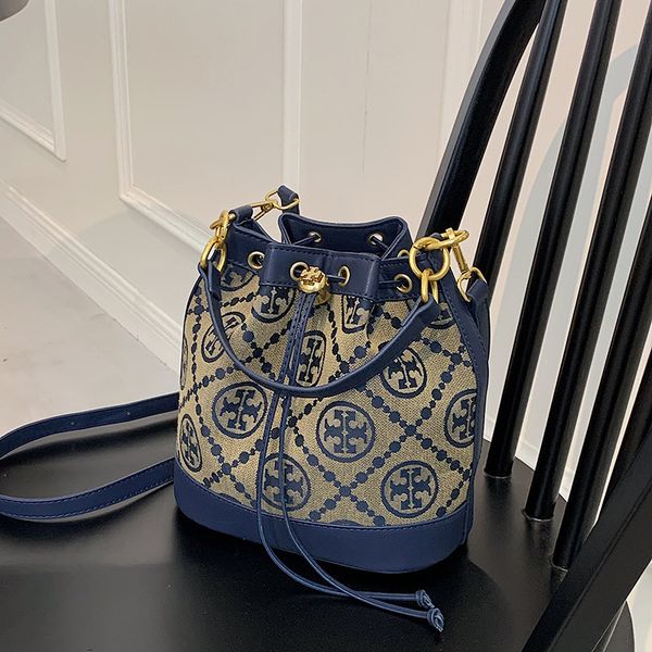 luxury trendy bags new s trendy women's 2021 new jacquard fabric with pu single shoulder messenger bag canvas drawcord portable bucket
luxury trendy bags new s trendy women's 2021 new jacquard fabric with pu single shoulder messenger bag canvas drawcord portable bucket