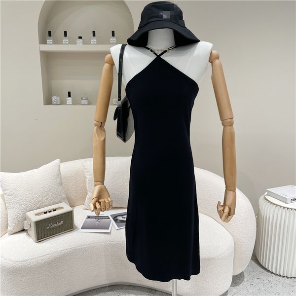 spring summer 2021 niche design of woman thin open fashion come strapped waist temperament hang neck cross suspend knitting dress, Black;gray
spring summer 2021 niche design of woman thin open fashion come strapped waist temperament hang neck cross suspend knitting dress, Black;gray