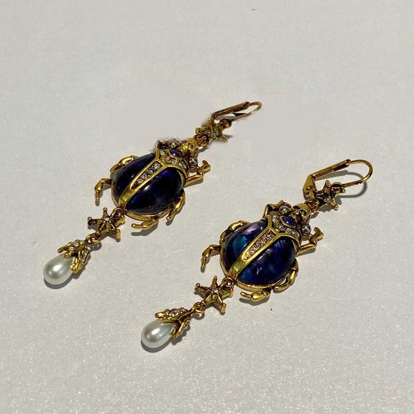 brand yellow gold color fashion jewelry woman black beetle earrings skull insect party chain pearls stud earrings, Golden
brand yellow gold color fashion jewelry woman black beetle earrings skull insect party chain pearls stud earrings, Golden