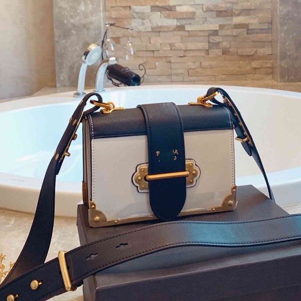 summer horizontal korean single small square with cover lock black contrast solid color bag547t
summer horizontal korean single small square with cover lock black contrast solid color bag547t