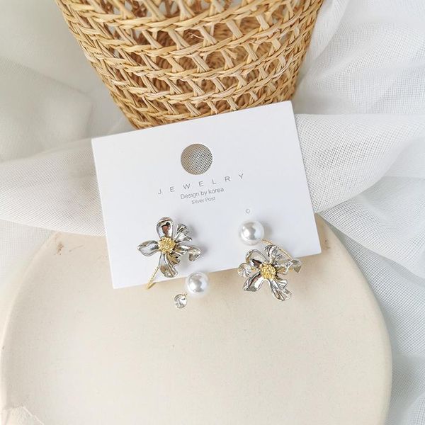 korean version of the spring asymmetrical delicate flower earrings for woman shiny pearl holiday flowers earring female stud, Golden;silver
korean version of the spring asymmetrical delicate flower earrings for woman shiny pearl holiday flowers earring female stud, Golden;silver