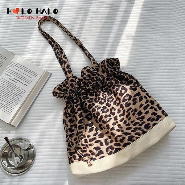 evening bags fashion nylon shoulder for women casual totes bag simple ladies solid color folds splicing canvas purses and handbags 2021
evening bags fashion nylon shoulder for women casual totes bag simple ladies solid color folds splicing canvas purses and handbags 2021