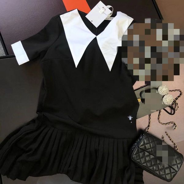 dress 2021 spring / summer cd letter embroidery small pointed collar stitching bee contrast pleated skirt half female, White;black
dress 2021 spring / summer cd letter embroidery small pointed collar stitching bee contrast pleated skirt half female, White;black