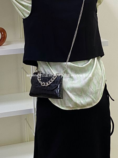 2021 new summer textured personalized small waist bag messenger hand crocodile pu women's running
2021 new summer textured personalized small waist bag messenger hand crocodile pu women's running