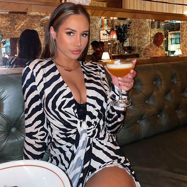 casual dresses 2021 summer thorn pattern knot deep v long sleeved dress printed women's mini tight fitting club temperament, Black;gray
casual dresses 2021 summer thorn pattern knot deep v long sleeved dress printed women's mini tight fitting club temperament, Black;gray