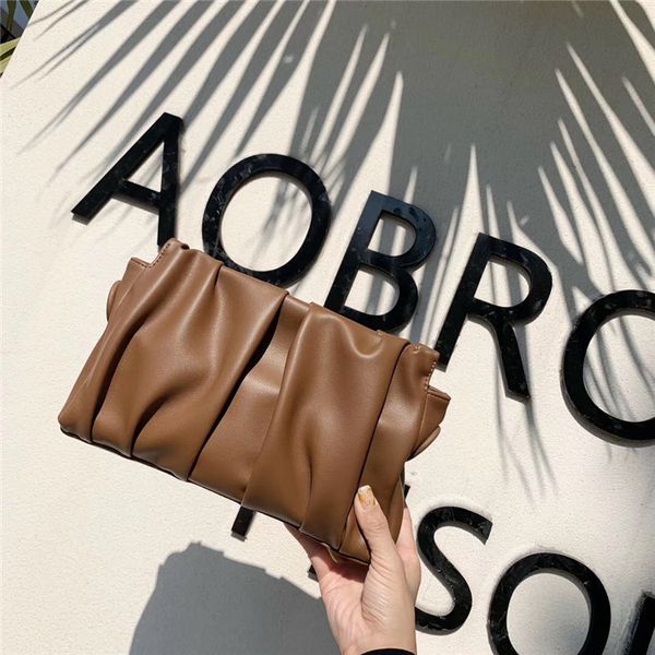 2021 new leather women s bag fold underwater dumpling bag single shoulder messenger leather leisure bag
2021 new leather women s bag fold underwater dumpling bag single shoulder messenger leather leisure bag