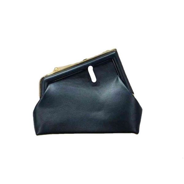 2021 f family soft leather women's bag star same dinner bag hand cloud clip single shoulder v
2021 f family soft leather women's bag star same dinner bag hand cloud clip single shoulder v