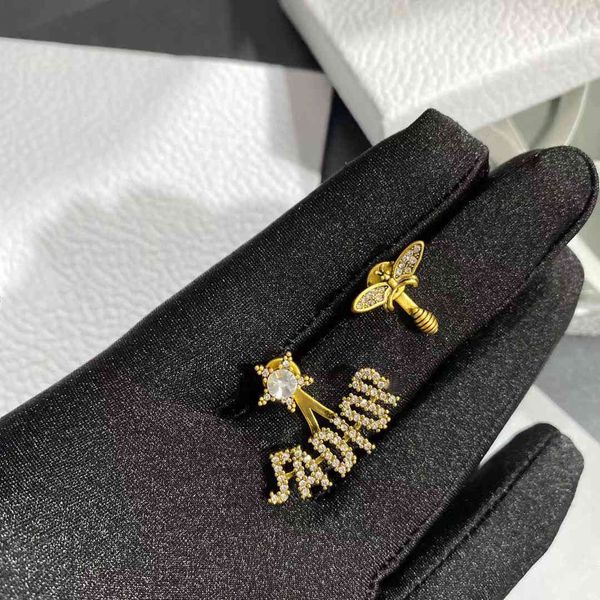 design jewelry new bee female net red classic high version asymmetric letter earrings, Golden
design jewelry new bee female net red classic high version asymmetric letter earrings, Golden