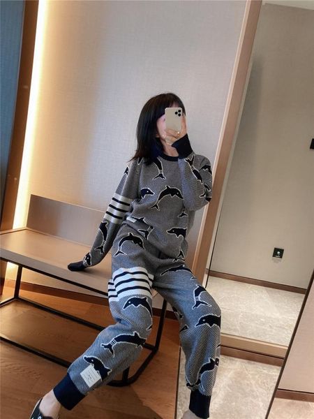 fall 2021 versatile round neck fashion four bar dolphin jacquard contrast color t-shirt casual pants set, White;black
fall 2021 versatile round neck fashion four bar dolphin jacquard contrast color t-shirt casual pants set, White;black