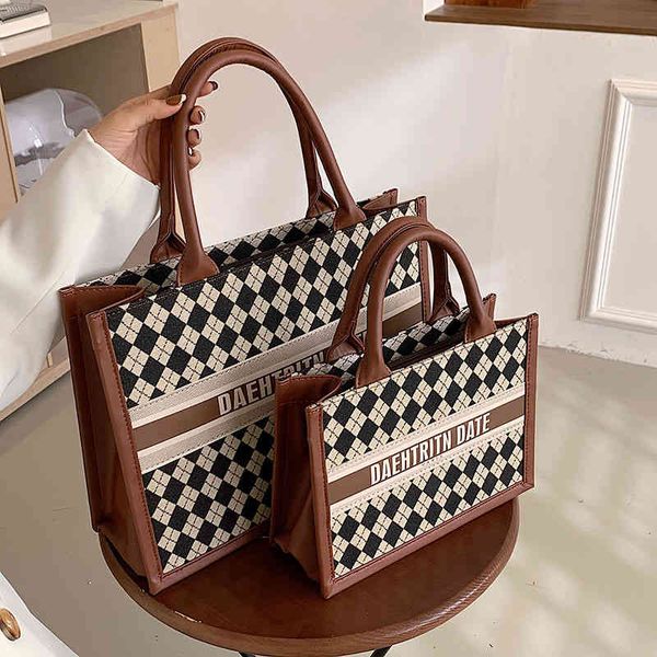 2022 factory wholesale new large capacity lattice one shoulder female autumn winter canvas bag college student commuter tote bag
2022 factory wholesale new large capacity lattice one shoulder female autumn winter canvas bag college student commuter tote bag