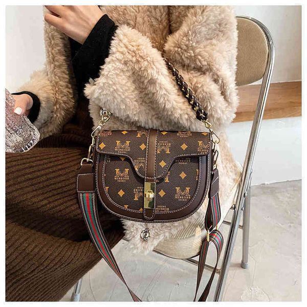 2022 latest handbag factory store female spring and summer broadband single shoulder semi-circular saddle, Black;red
2022 latest handbag factory store female spring and summer broadband single shoulder semi-circular saddle, Black;red