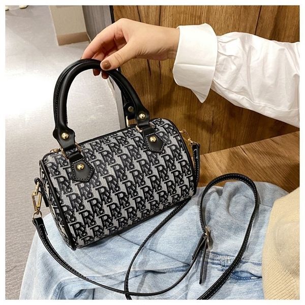 purse style handbag women's new signature versatile one shoulder messenger bag
purse style handbag women's new signature versatile one shoulder messenger bag