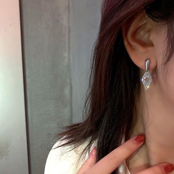 925 silver needle water drop diamond geometric earrings with exaggerated design, personality, fashion and cold wind earrings, Golden;silver
925 silver needle water drop diamond geometric earrings with exaggerated design, personality, fashion and cold wind earrings, Golden;silver