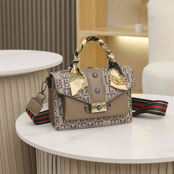 2022 factory wholesale new model early autumn trendy korean ancient french pattern single shoulder messenger wide shoulder strap small squar, Black;red
2022 factory wholesale new model early autumn trendy korean ancient french pattern single shoulder messenger wide shoulder strap small squar, Black;red