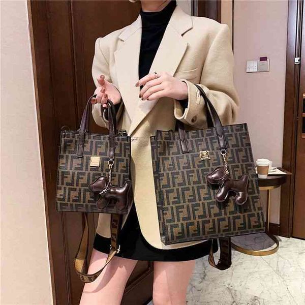 2022 factory wholesale fashionable and versatile handbag high texture simple printing single shoulder messenger korean brand temperament buc
2022 factory wholesale fashionable and versatile handbag high texture simple printing single shoulder messenger korean brand temperament buc