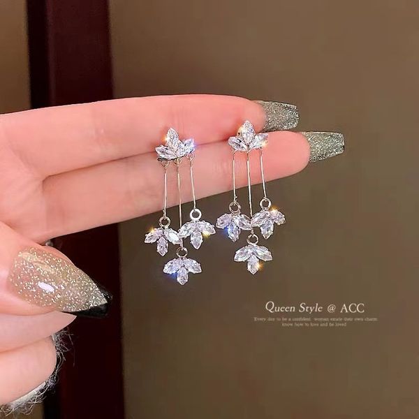 s925 silver needle super flash zircon leaf charm 2022 new earrings simple maple leaf tassel two earrings, Golden
s925 silver needle super flash zircon leaf charm 2022 new earrings simple maple leaf tassel two earrings, Golden