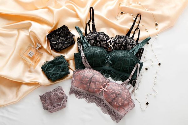 bra set deep v lace thin bottom thick gathered no steel ring two back breasted suit, Red;black
bra set deep v lace thin bottom thick gathered no steel ring two back breasted suit, Red;black