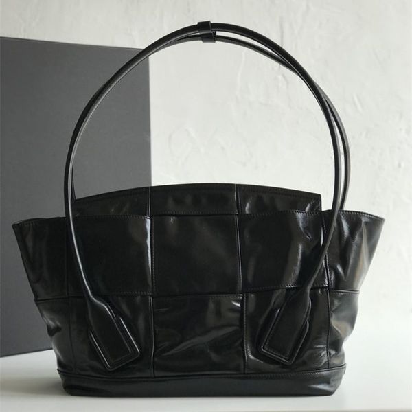 rectangular oversized woven handbag made of glossy paper calfskin the upper body is full of unusual french style and practical 
rectangular oversized woven handbag made of glossy paper calfskin the upper body is full of unusual french style and practical