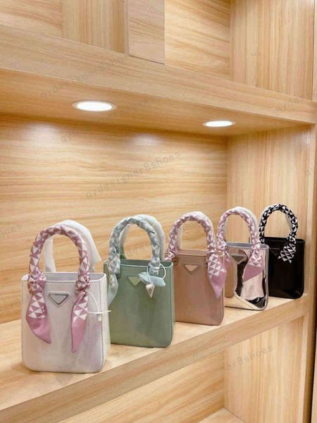 2021 patent leather armpit bag 15*13cm summer for women handbag with brand
2021 patent leather armpit bag 15*13cm summer for women handbag with brand
