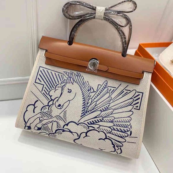 designer bagsthe details are exquisite craftsmanship kl herbag her bag silk edging pegasus college style color matching canvas with leathelu
designer bagsthe details are exquisite craftsmanship kl herbag her bag silk edging pegasus college style color matching canvas with leathelu