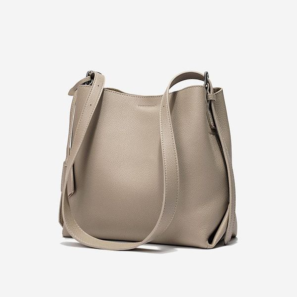 evening bags leather women's bag 2021 large capacity bucket single shoulder simple temperament messenger
evening bags leather women's bag 2021 large capacity bucket single shoulder simple temperament messenger