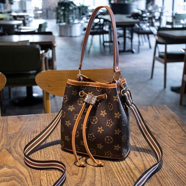 waist bags designer shoulder bag retro print bucket simple fashion large capacity one-shoulder messenger handbag women's
waist bags designer shoulder bag retro print bucket simple fashion large capacity one-shoulder messenger handbag women's