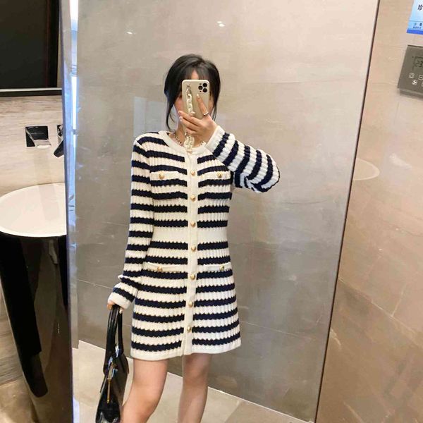 8901 large xiangjiase dress early spring blue white striped wool celebrity color matching closed waist and bottom knitted skirt, Black;gray
8901 large xiangjiase dress early spring blue white striped wool celebrity color matching closed waist and bottom knitted skirt, Black;gray