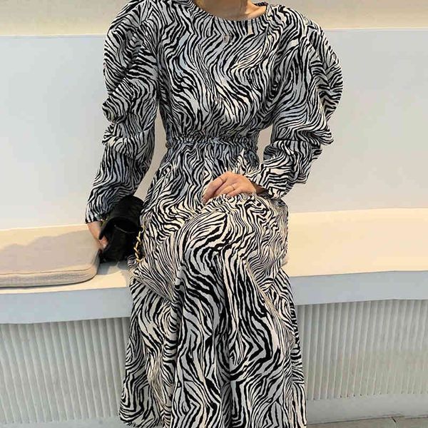 spring female loose casual round neck zebra striped puff sleeve hollow out minimalist long a-line dress 8q533 210510, Black;gray
spring female loose casual round neck zebra striped puff sleeve hollow out minimalist long a-line dress 8q533 210510, Black;gray