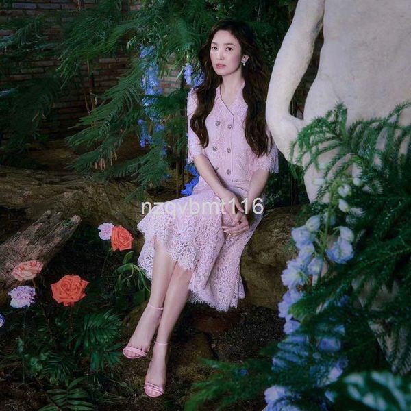 two piece dress song hye kyo's same summer women's v-neck diamond button pink lace + fishtail hip skirt set, White
two piece dress song hye kyo's same summer women's v-neck diamond button pink lace + fishtail hip skirt set, White