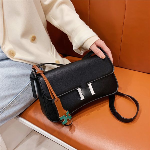 luxury handbags bag women's 2021 new korean fashion foreign style lock single shoulder underarm net red casual pu messenger bag
luxury handbags bag women's 2021 new korean fashion foreign style lock single shoulder underarm net red casual pu messenger bag