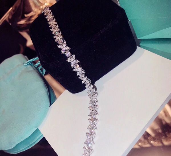 ladies luxury bracelet chain high carbon diamond inlaid v gold material platinum diamonds design a must-have for party gifts, Black
ladies luxury bracelet chain high carbon diamond inlaid v gold material platinum diamonds design a must-have for party gifts, Black