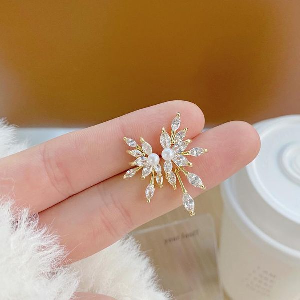 design fashion jewelry exquisite copper inlaid zircon irregular firework earrings luxury shiny women's wedding prom earring stud, Golden;silver
design fashion jewelry exquisite copper inlaid zircon irregular firework earrings luxury shiny women's wedding prom earring stud, Golden;silver