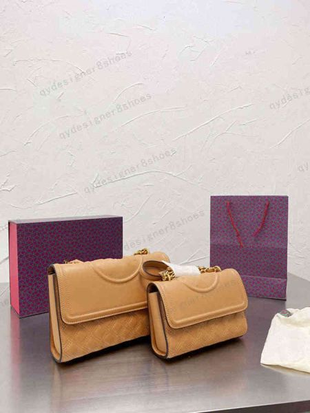 ten-color single-shoulder messenger bag with gift box fashion all-match hardware lining hollow
ten-color single-shoulder messenger bag with gift box fashion all-match hardware lining hollow