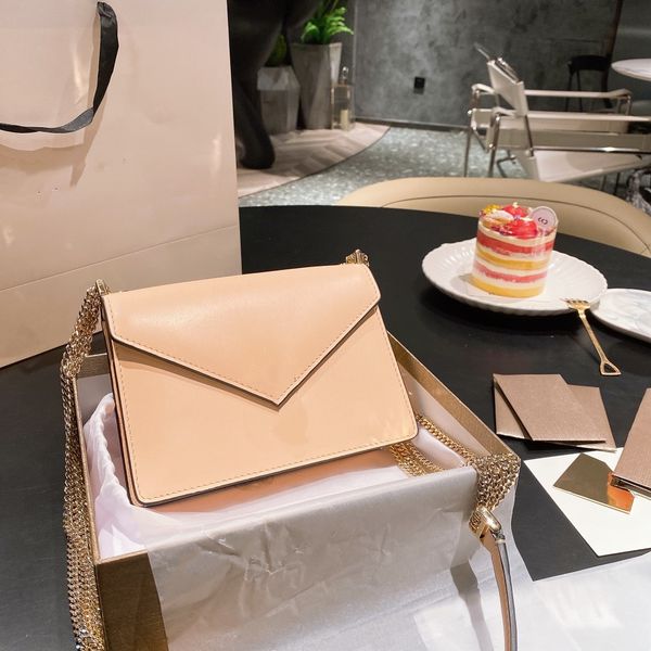 metallic snakehead shoulder bag: classic design for summer chic; hardware chain strap, 19x14cm ideal for daily use.
metallic snakehead shoulder bag: classic design for summer chic; hardware chain strap, 19x14cm ideal for daily use.