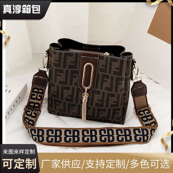 luxury handbags women's 2021 new fashion ins single shoulder summer small letter pattern foreign style messenger bag
luxury handbags women's 2021 new fashion ins single shoulder summer small letter pattern foreign style messenger bag