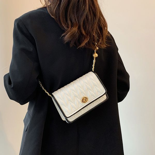 texture bag 2021 autumn trend fashion chain single shoulder women's embroidered thread foreign style messenger small square, Black;red
texture bag 2021 autumn trend fashion chain single shoulder women's embroidered thread foreign style messenger small square, Black;red