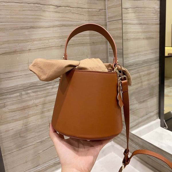 classic luxury design lady bow knot drawstring bucket bag travel bags cross body package makeup packages leather large capacity retro leisur
classic luxury design lady bow knot drawstring bucket bag travel bags cross body package makeup packages leather large capacity retro leisur