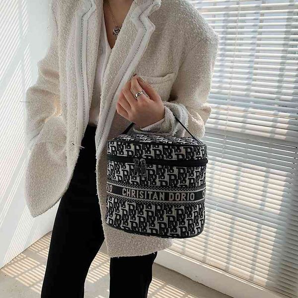 2022 new designer s portable canvas lattice large capacity cosmetics storage artifact portable skin care bag for women
2022 new designer s portable canvas lattice large capacity cosmetics storage artifact portable skin care bag for women